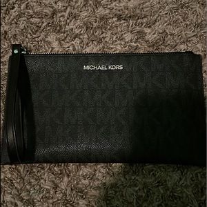micheal kors wristlet
